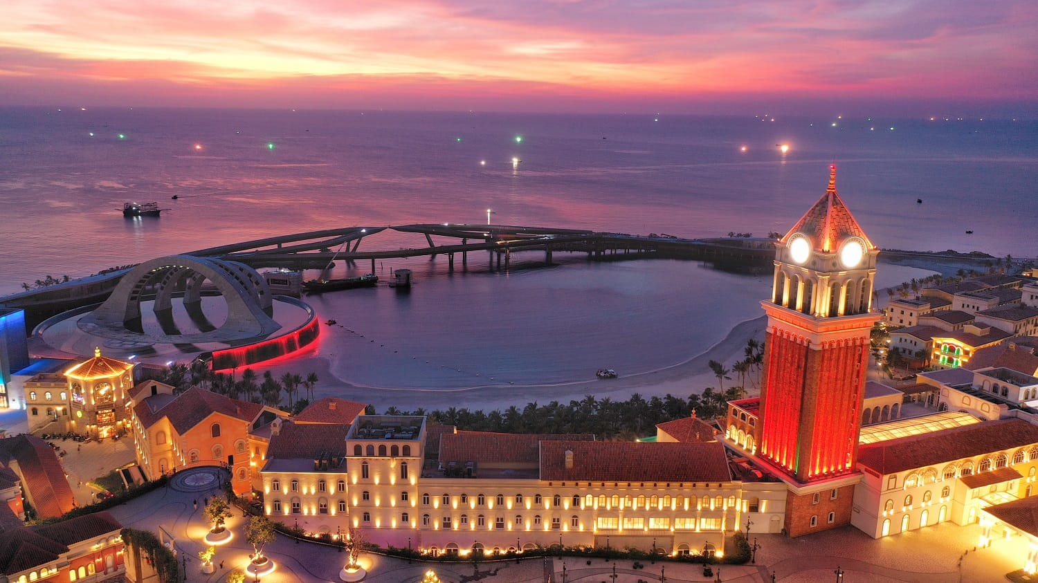 Biểu tượng du lịch Kiss Bridge tại Sunset Town